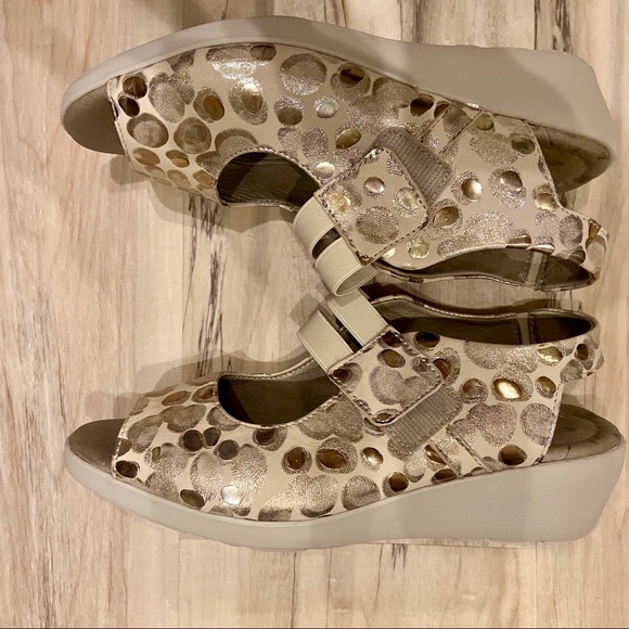 Cloud Footwear Neutral Beige Metallic Sandal. - Picture 9 of 10